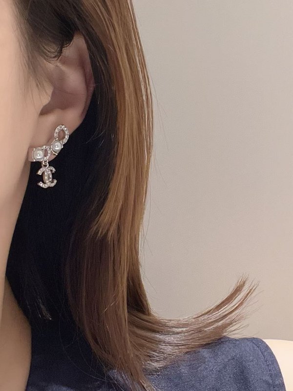 샤넬 스타일 투톤 레터 진주 귀걸이 001-235536