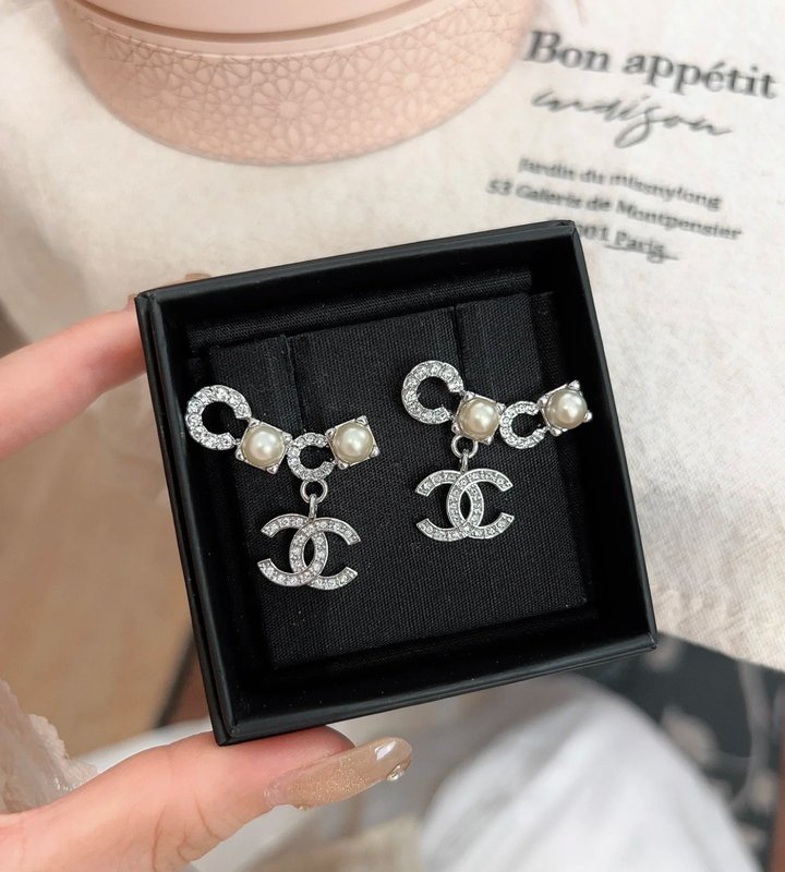 샤넬 스타일 투톤 레터 진주 귀걸이 001-235536