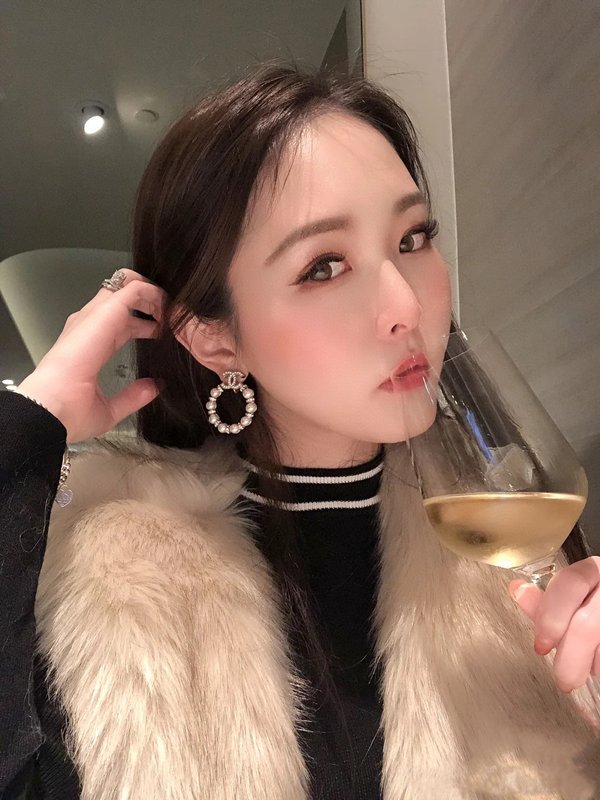 샤넬 크리스탈 진주 원형 로고 귀걸이 001-235538