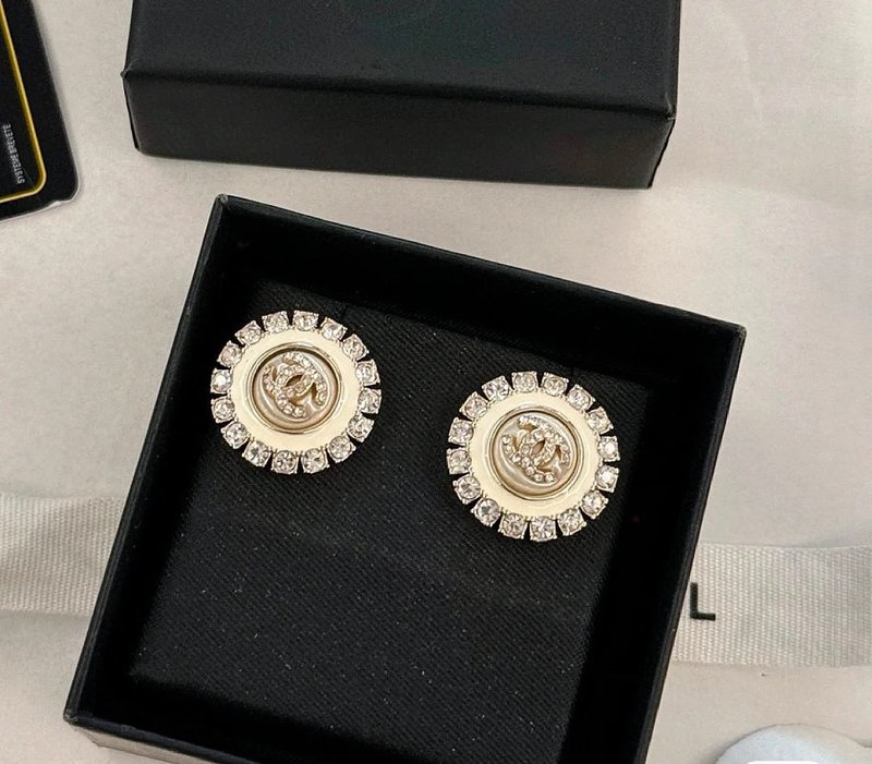 샤넬풍 화이트 에나멜 진주 해바라기 귀걸이 001-235544