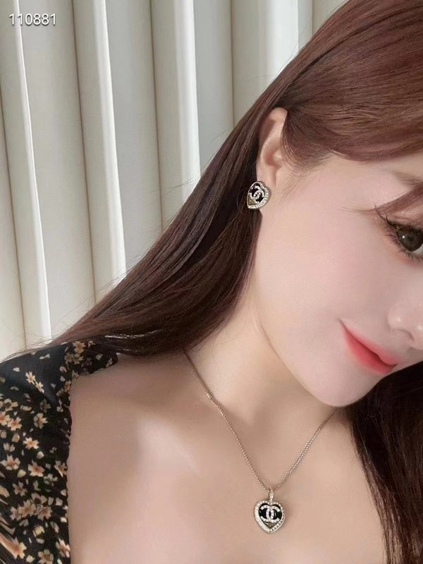 샤넬 스타일 그라데이션 크리스탈 하트 귀걸이 001-235547