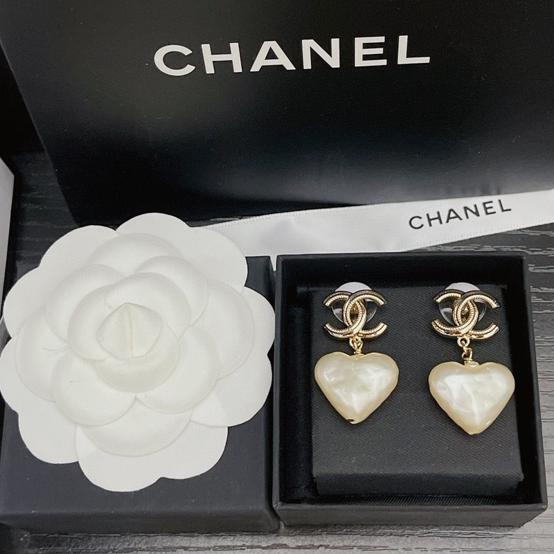 더블 C 하트 진주 스터드 이어링 001-235557