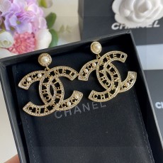 샤넬 스타일 크리스탈 박이 물방울 진주 로고 귀걸이 001-235569