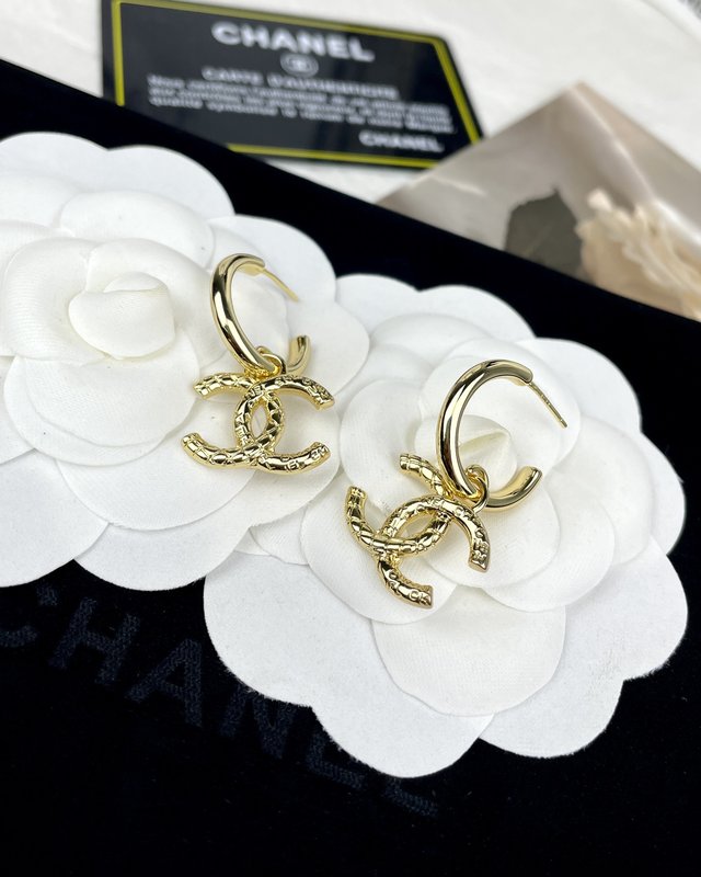 샤넬 스타일 더블 C 퀼팅 부조 이어링 001-235590