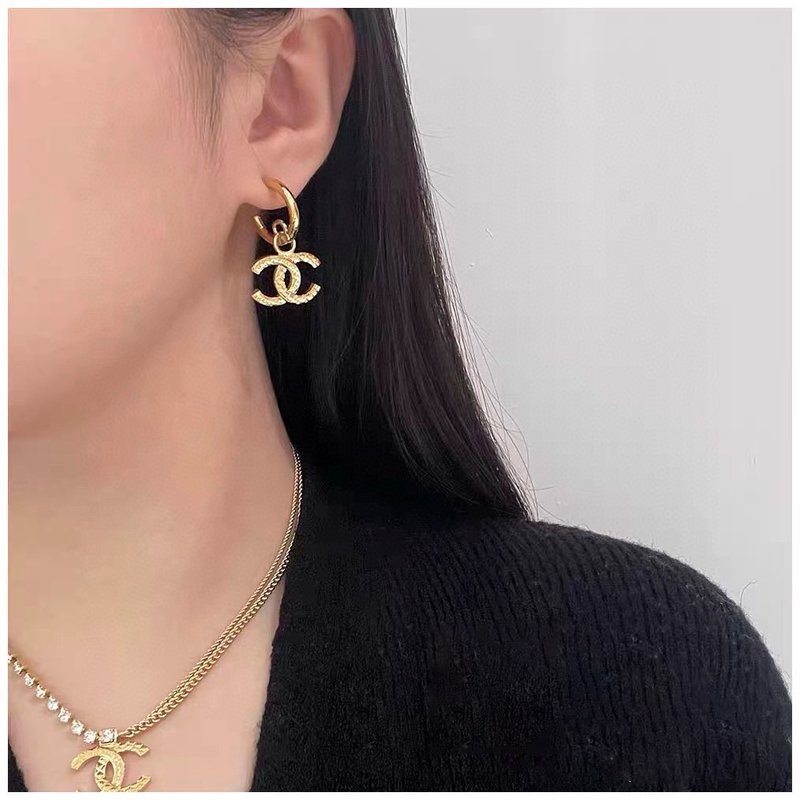샤넬 스타일 더블 C 퀼팅 부조 이어링 001-235590