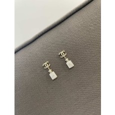 골드 톤 진주 향수병 귀걸이 001-235591