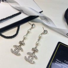 샤넬 카멜리아 레터 프링지 진주 귀걸이 001-235622