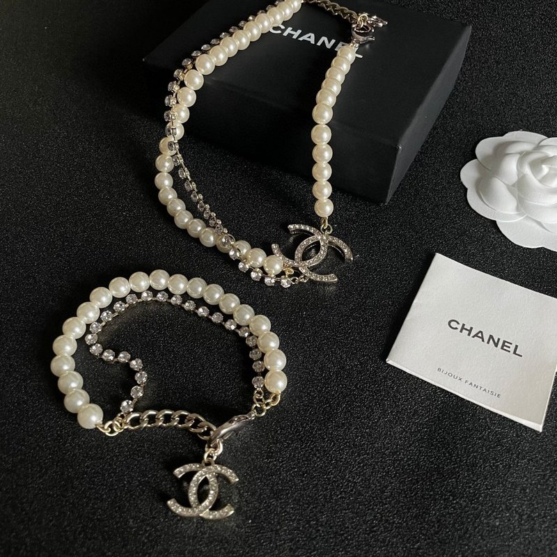 샤넬 빈티지 진주 더블 C 로고 팔찌 001-235627