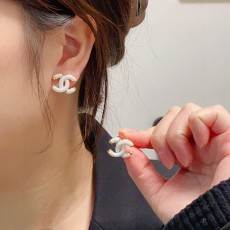 심플 더블 C 화이트 카멜리아 귀걸이 001-235636