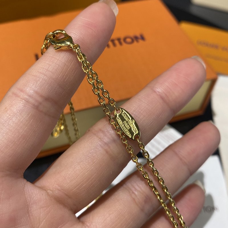 루이 더블 체인 플라워 레터 목걸이 001-235748