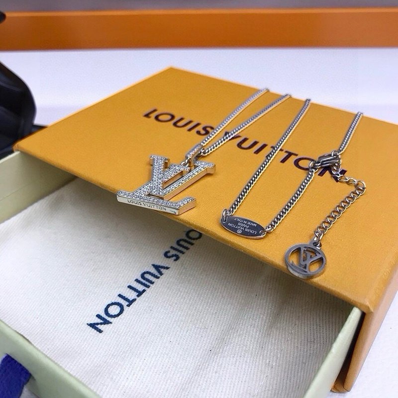 루이 크리스탈 로고 조절 가능 목걸이 001-235804