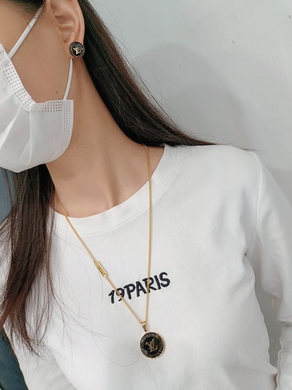 루이 비통 에나멜 배지 목걸이 귀걸이 세트 001-235868