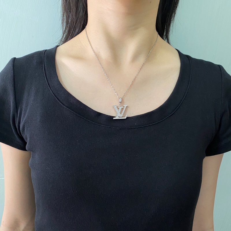 루이 패션 풀 다이아몬드 L 펜던트 목걸이 001-235890