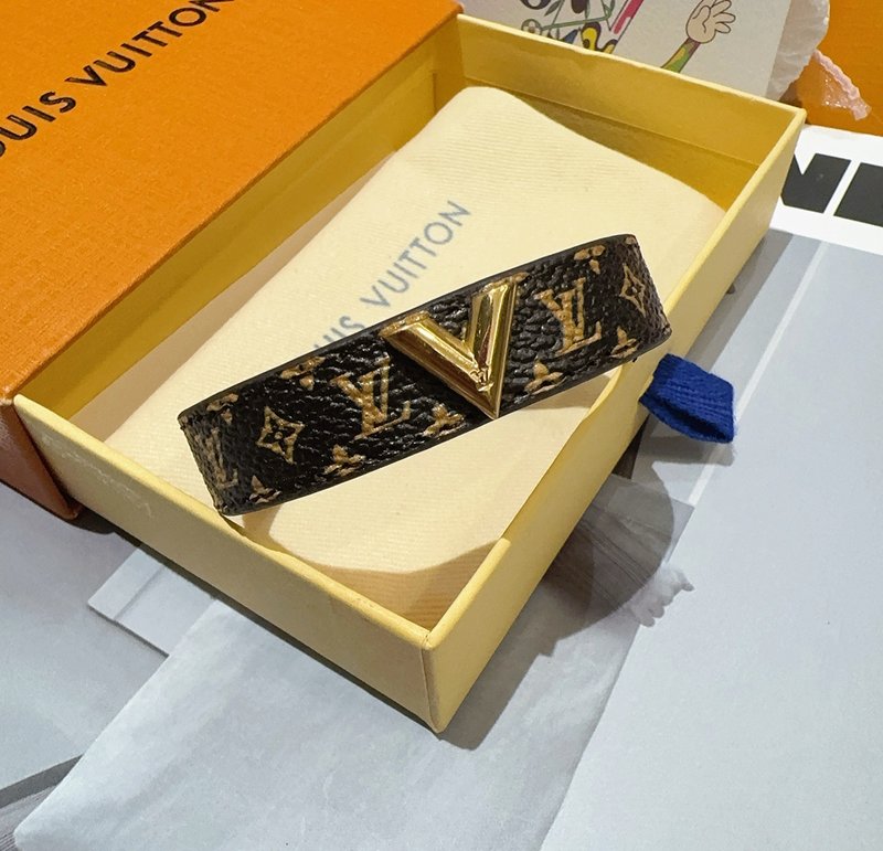 루이 모노그램 가죽 팔찌 001-235978