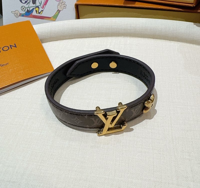 루이 모노그램 가죽 팔찌 001-236002