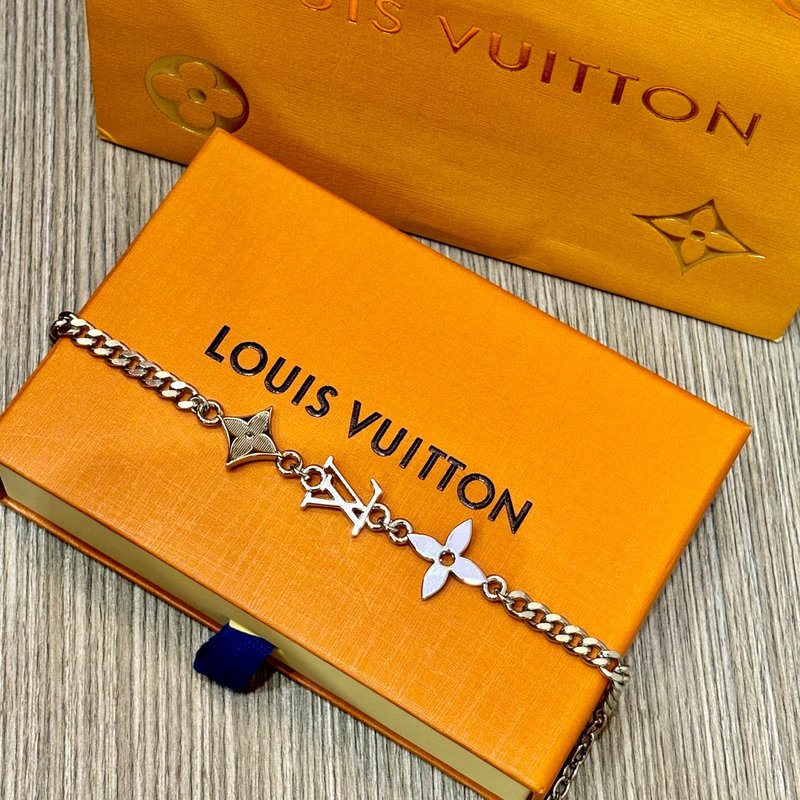 루이 신상 실버 조절 가능 각인 메탈 팔찌 001-236059