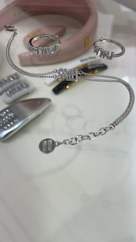 미우미우 실버 풀 다이아몬드 로고 더블 체인 팔찌 001-236277