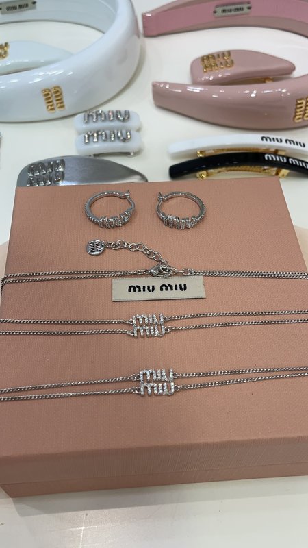 미우미우 실버 풀 다이아몬드 로고 더블 체인 팔찌 001-236277