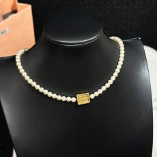 미우미우 퀘어 레터 진주 목걸이 001-236279