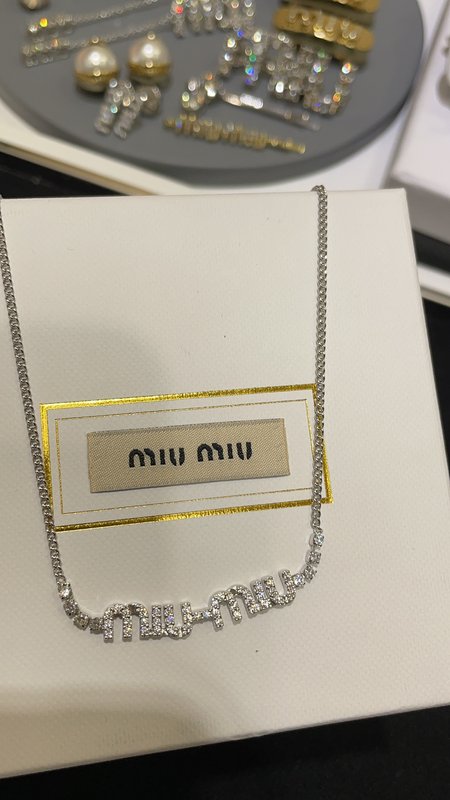 미우미우 뉴 실버 풀다이아몬드 레터 목걸이 001-236283