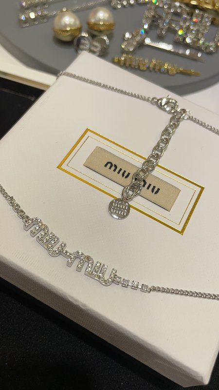 미우미우 뉴 실버 풀다이아몬드 레터 목걸이 001-236283