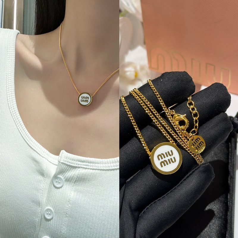 미우미우 원형 레터 에나멜 목걸이 001-236296