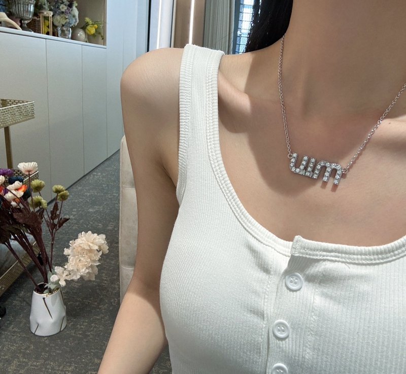 미우미우 심플 레터 목걸이 001-236295