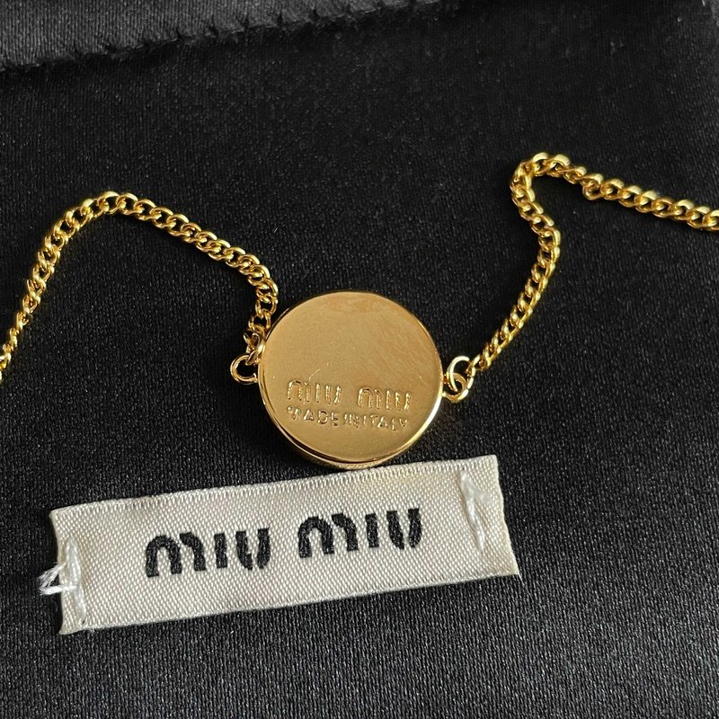 미우미우 레터 팔찌 우아하고 세련된 디자인 001-236299
