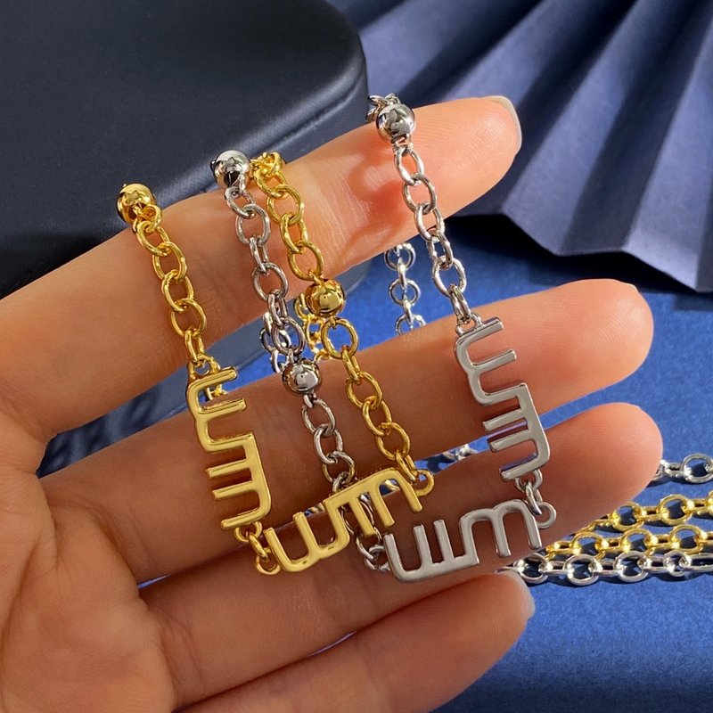 미우미우 광택 레터 목걸이 001-236303