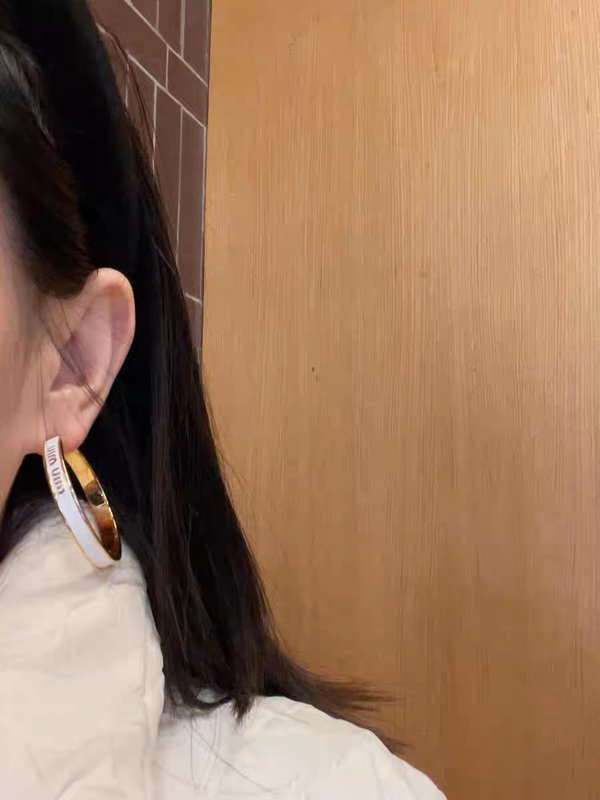 미우미우 에나멜 원형 귀걸이 001-236306