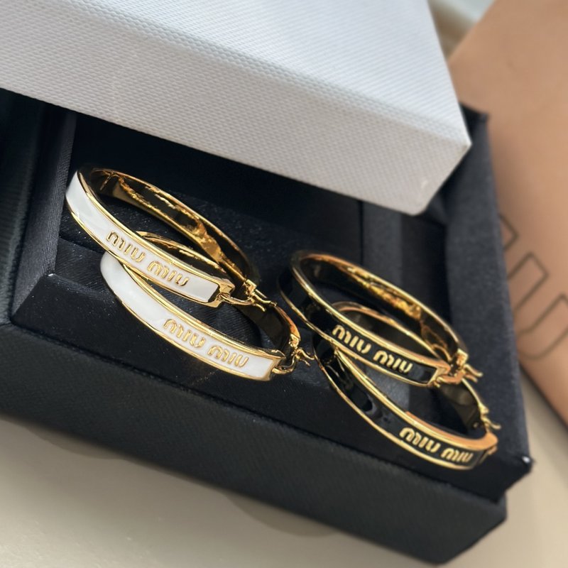 미우미우 에나멜 원형 귀걸이 001-236306