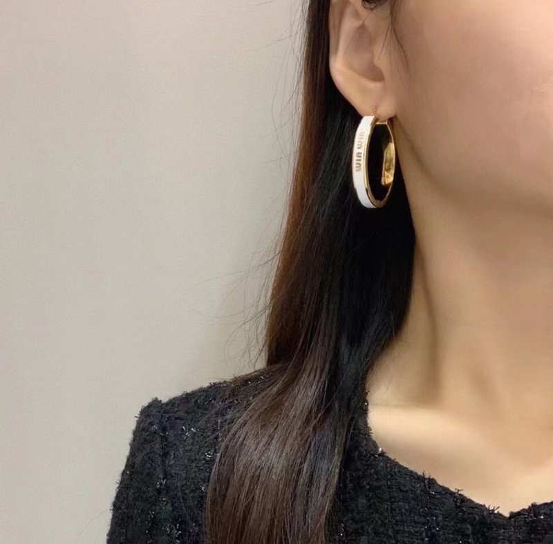 미우미우 에나멜 원형 귀걸이 001-236306