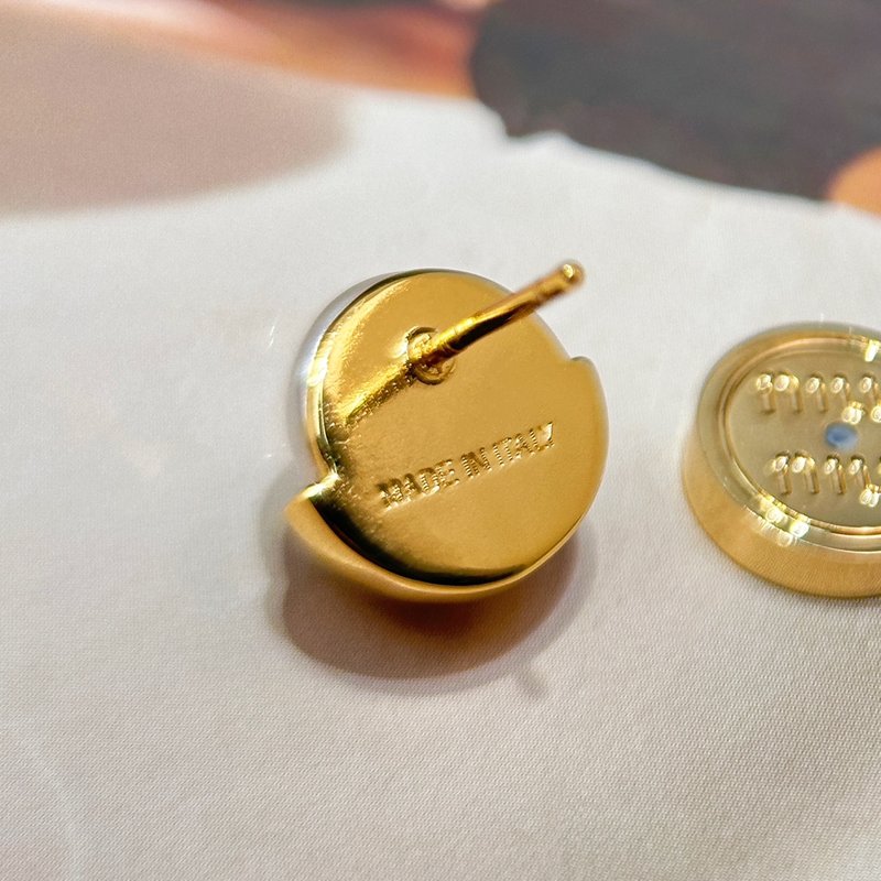 미우미우 진주 광택 스터드 이어링 001-236307
