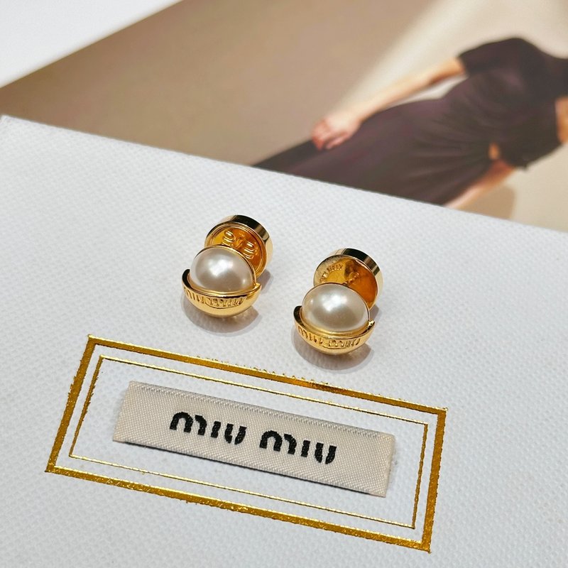 미우미우 진주 광택 스터드 이어링 001-236307