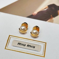 미우미우 진주 광택 스터드 이어링 001-236307