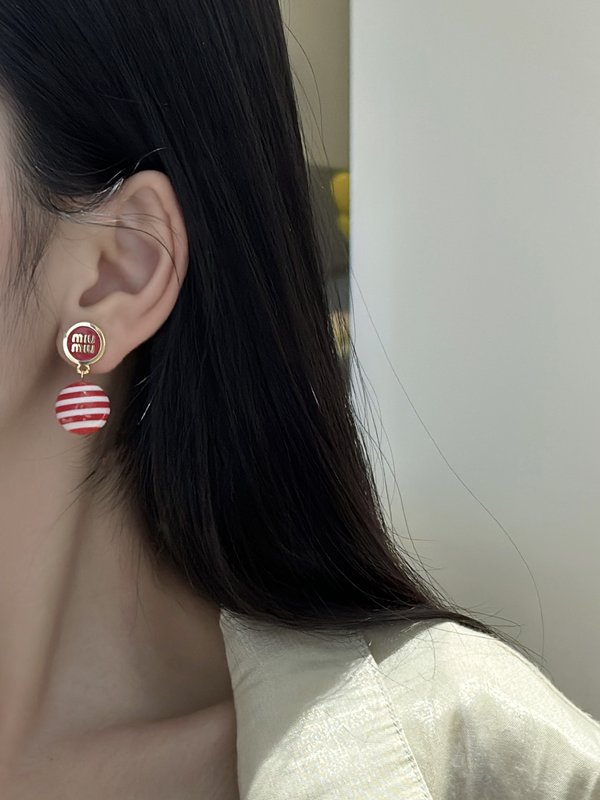 미우미우 로고 모조 진주 펜던트 이어링 001-236308