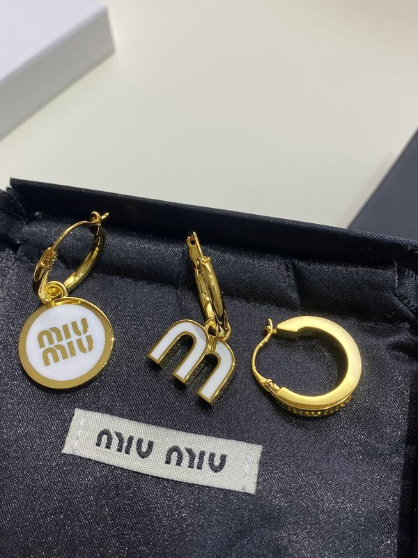 미우미우 레터 에나멜 컴비네이션 이어링 001-236310