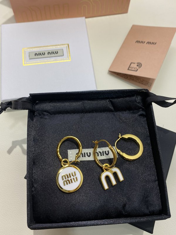 미우미우 레터 에나멜 컴비네이션 이어링 001-236310