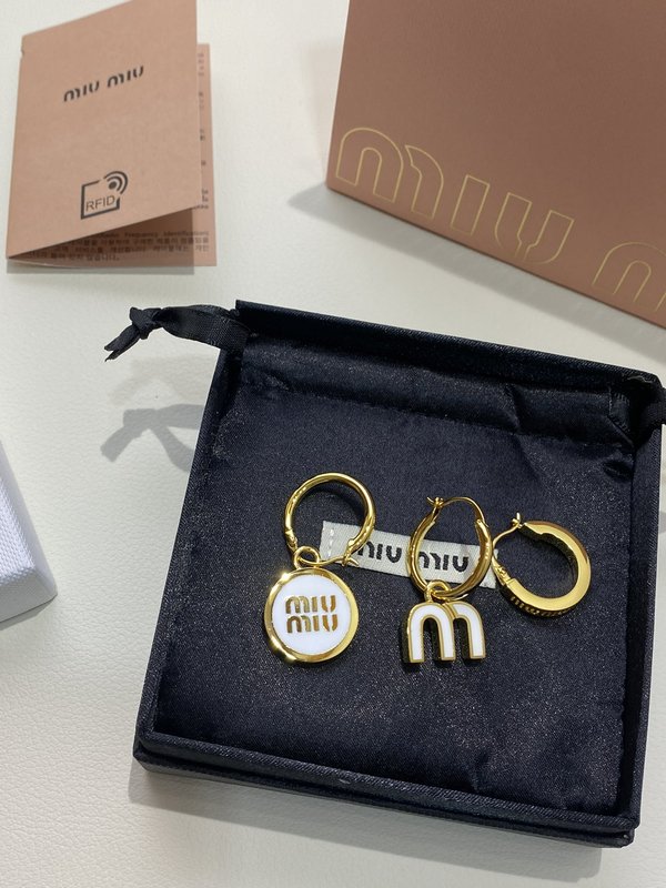 미우미우 레터 에나멜 컴비네이션 이어링 001-236310