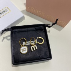 미우미우 레터 에나멜 컴비네이션 이어링 001-236310