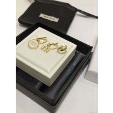 미우미우 화이트 에나멜 레터 메탈 원형 이어링 세트 001-236319