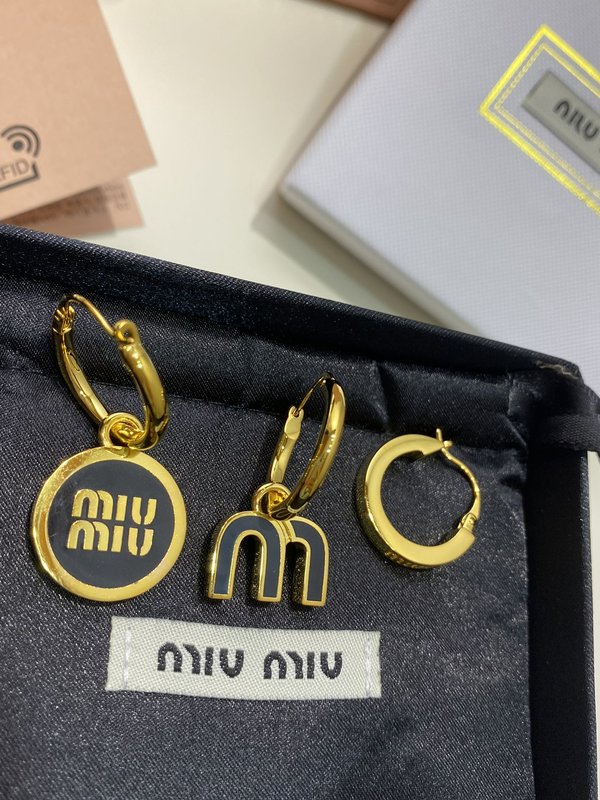 미우미우 레터 에나멜 컴포지트 이어링 001-236322