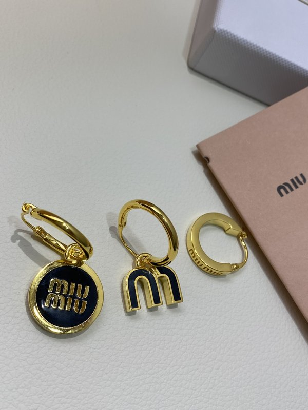 미우미우 레터 에나멜 컴포지트 이어링 001-236322