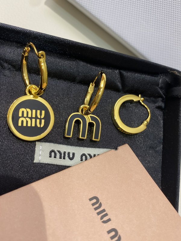 미우미우 레터 에나멜 컴포지트 이어링 001-236322