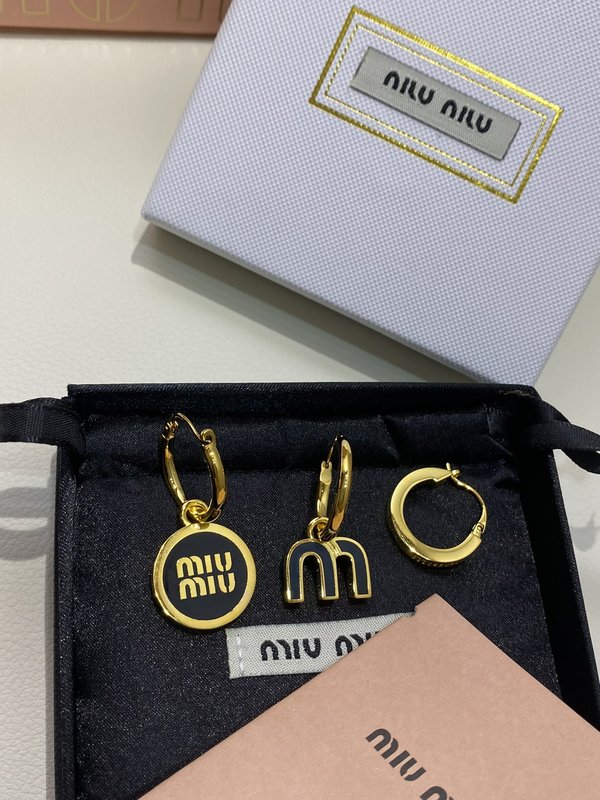 미우미우 레터 에나멜 컴포지트 이어링 001-236322