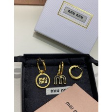 미우미우 레터 에나멜 컴포지트 이어링 001-236322