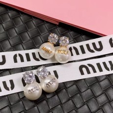 미우미우 프링지 크리스탈 진주 레터 이어링 001-236326