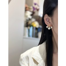 루이 부채꼴 화이트 플라워 이어링 001-236336