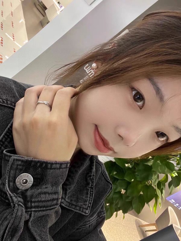 미우미우 진주 알파벳 스터드 귀걸이 001-236387