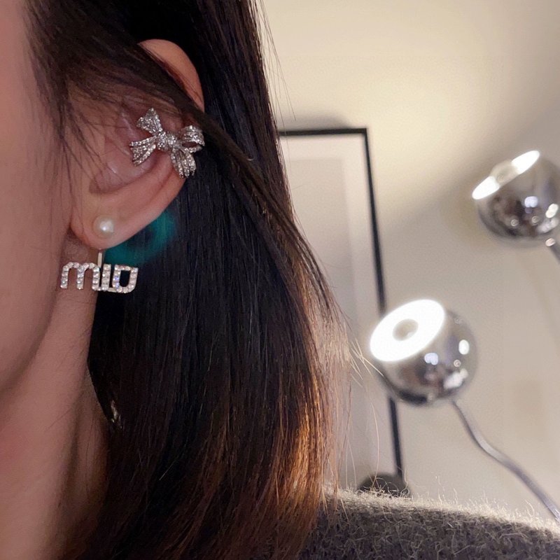 미우미우 진주 알파벳 스터드 귀걸이 001-236387